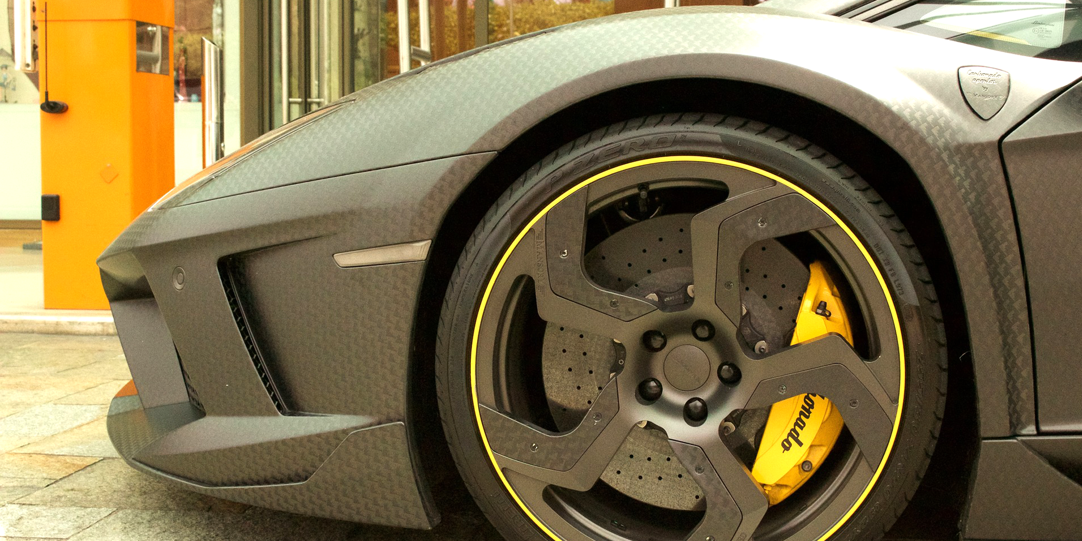 auto schwarz carbon foliert felge gelbe bremsscheibe